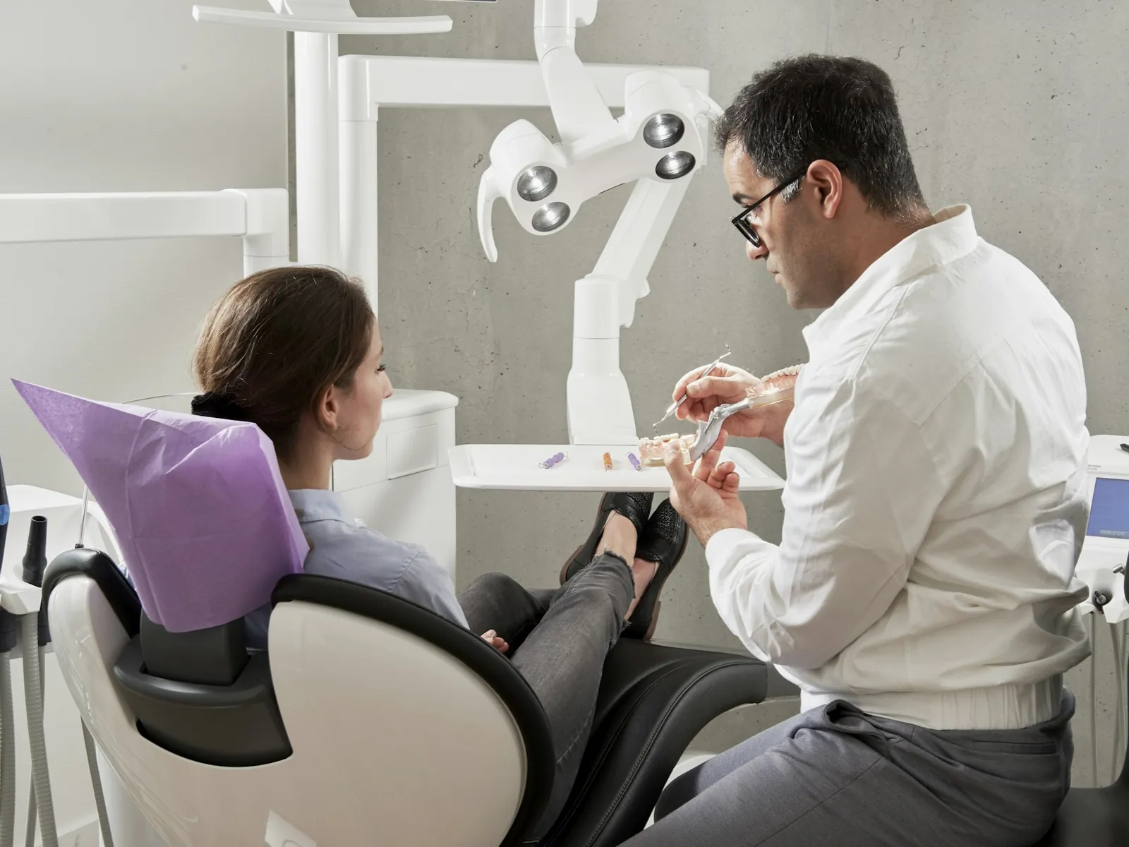 Dentista atendendo paciente no consultório
