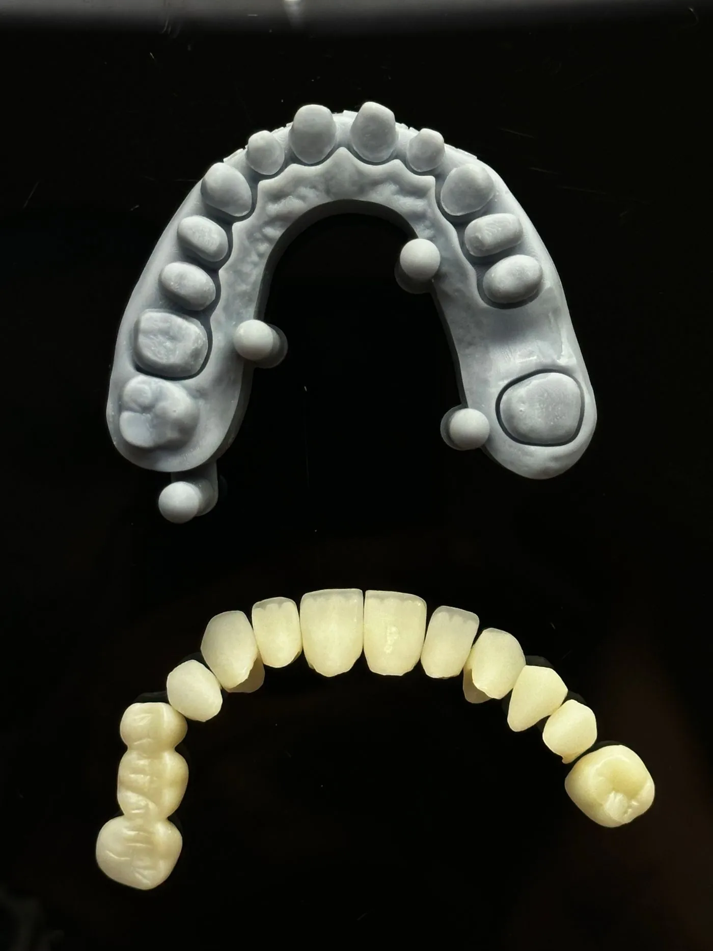 Prótese dentária sobre fundo preto