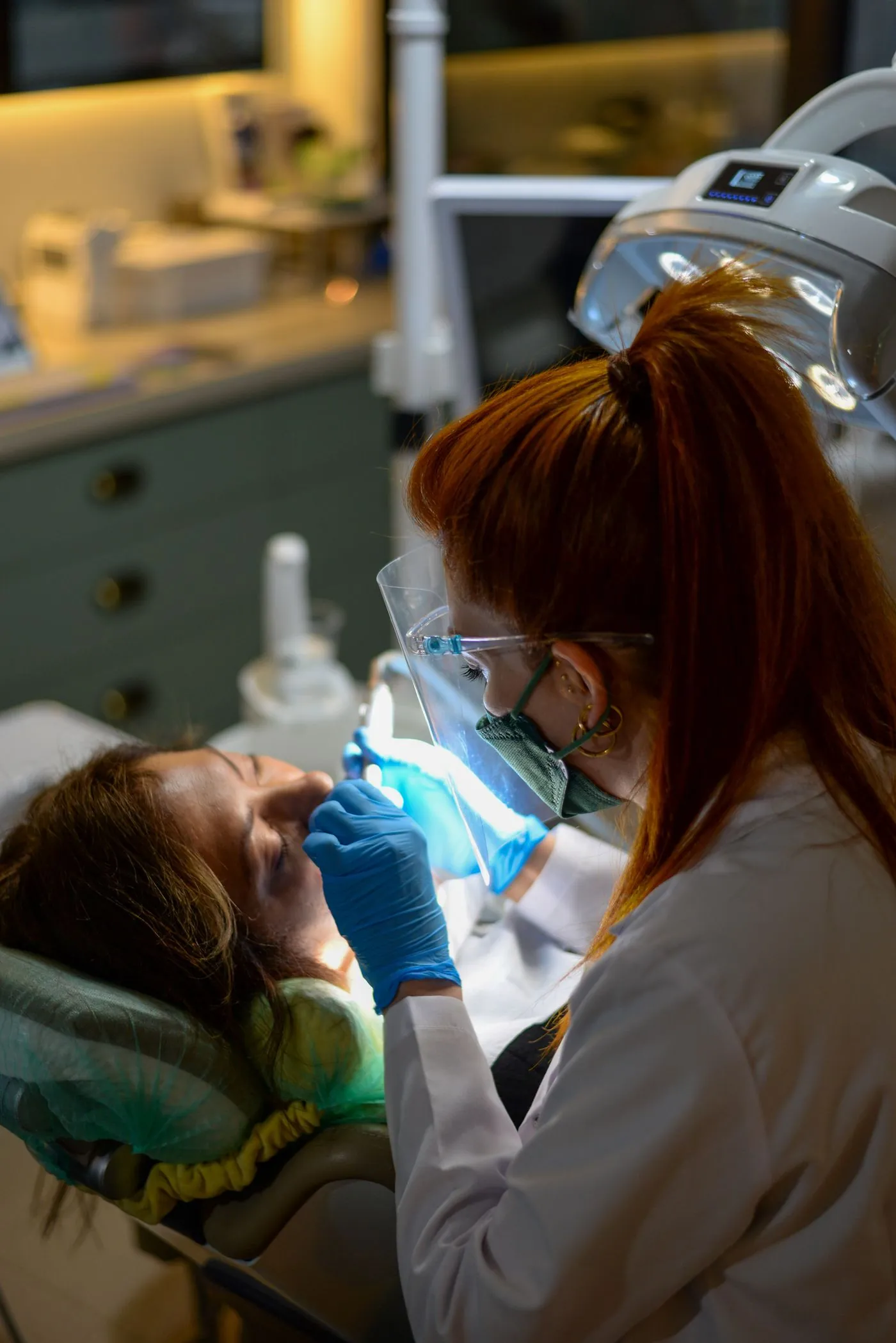 Cirurgião-dentista em procedimento sob o refletor
