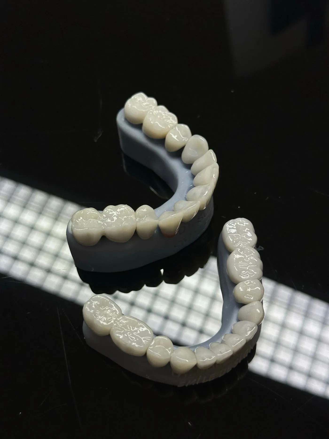 Prótese dentária sobre superfície preta